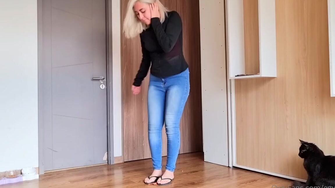 Egyal Storm Aka Egyalvip Onlyfans Giantes Content Aplasto A Un Hombre De Plasticina Y Luego Limpie Mis Sandalias Con Tu Cara Jajajaja