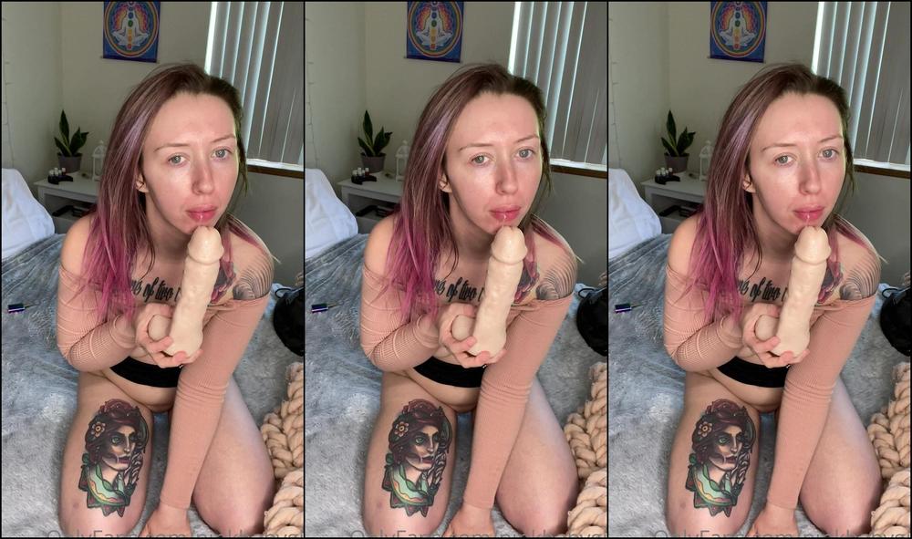 Lanaxreign Sucking On My Squirting Dildo Til It Cums All Over My