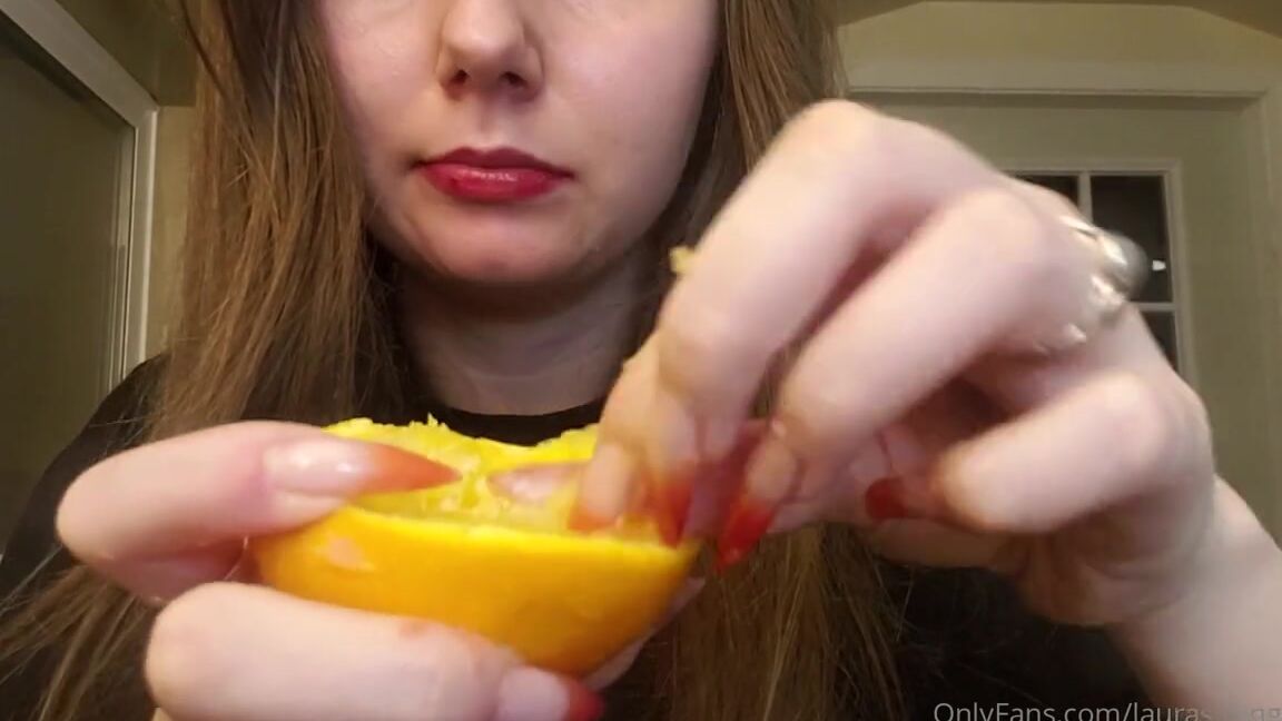 Lalalaura Nicknamed Lauras Kingdom 06 24 2020 Onlyfans Video Morgans Fruit Claw Morgan Is Back And This Time She Decides To Sink Her Razor