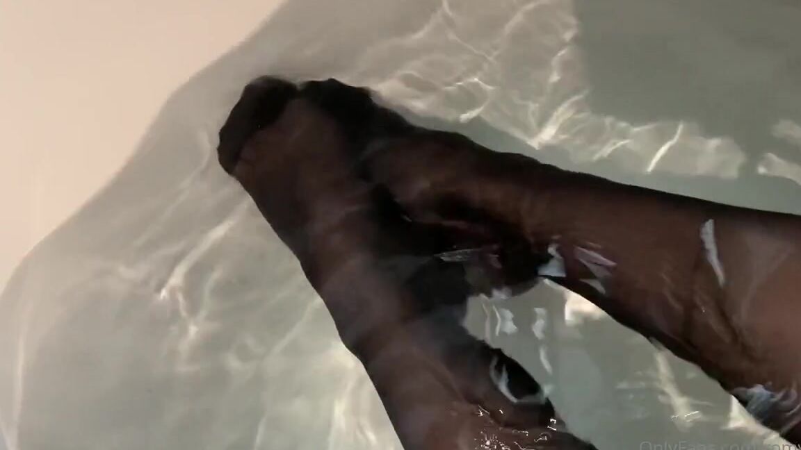 Romy Feet Nicknamed Romyfeet Onlyfans Je Me Relaxe Dans Mon Bain Tranquillement En Collants Mouills A Thypnose