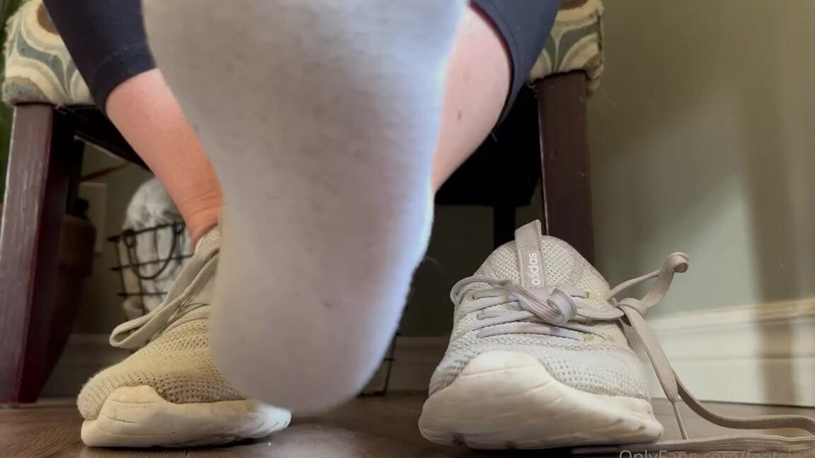 Caroline Aka Feetsiecakes Onlyfans Show Removal With A Stinky Worship Talk Through Are You Ready To Suck These Smelly Toes