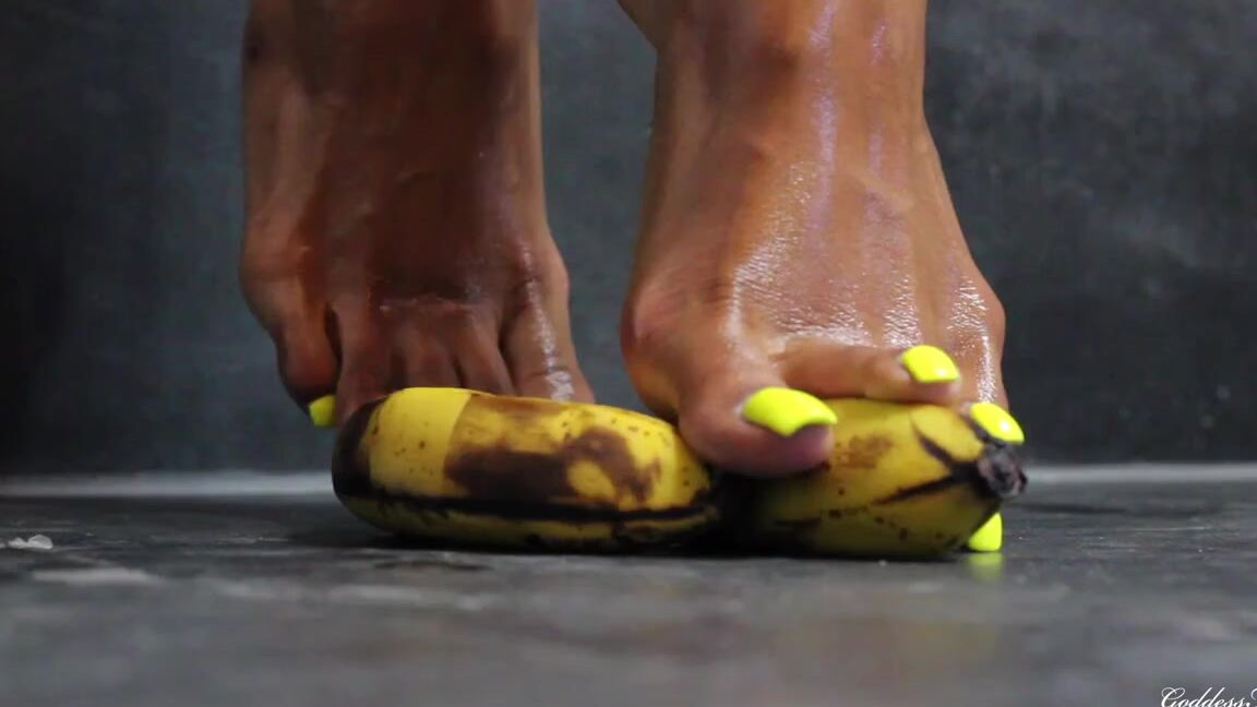 Kylie Le Beaus Feet Nicknamed Kylielebeausfeet Onlyfans Banana Crushing Close Up Polish Color Yellow