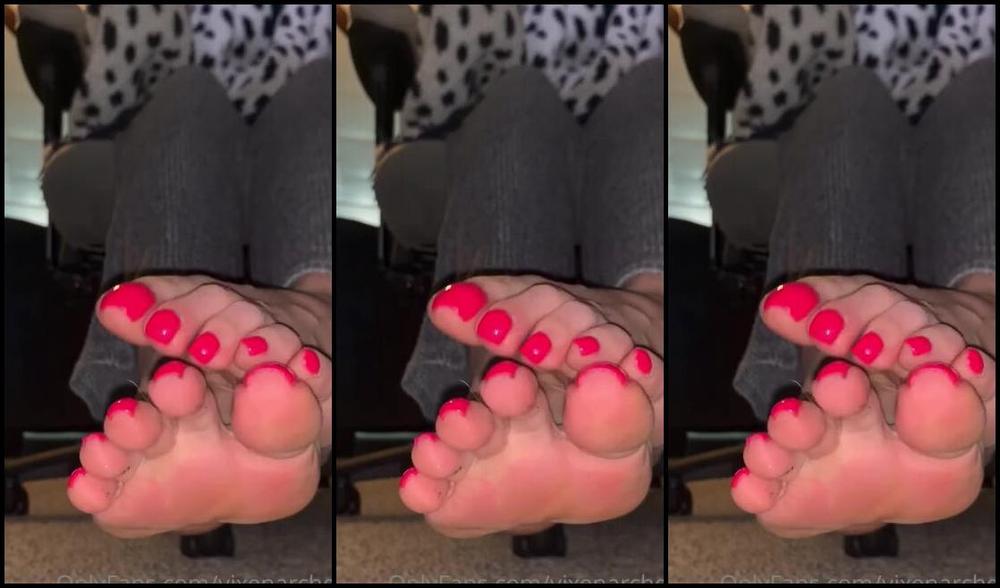 Vixenarches Onlyfans Under The Table Door Tease