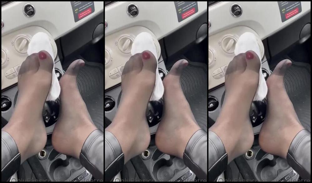Queenfeetred Nicknamed Queenfeetred Onlyfans Fun In Car