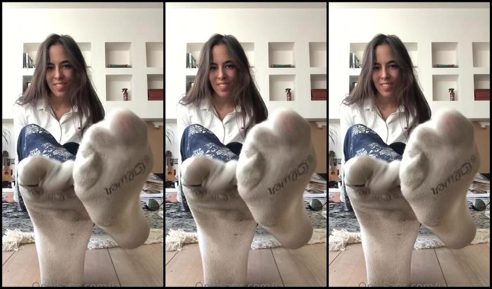 Jane Aka Janesocks7 Onlyfans Was Moving This Week And Decided To Take A Break Because My Feet Were Soooo Sweaty 2