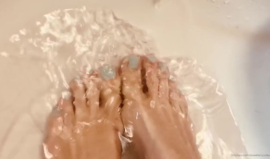 Miss Strawberry Nicknamed Ms Strawberryy Onlyfans Rinsing My Princess Feet In Wet Slippery Water