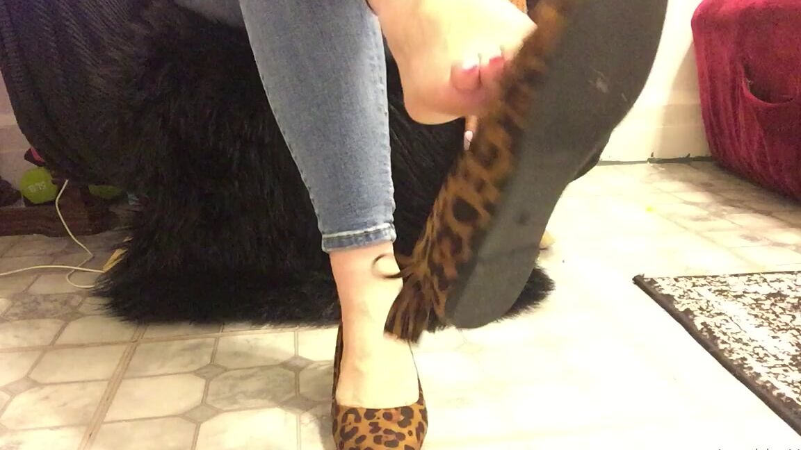 Anushkavelvet For All My Lovers Of Flat Shoes