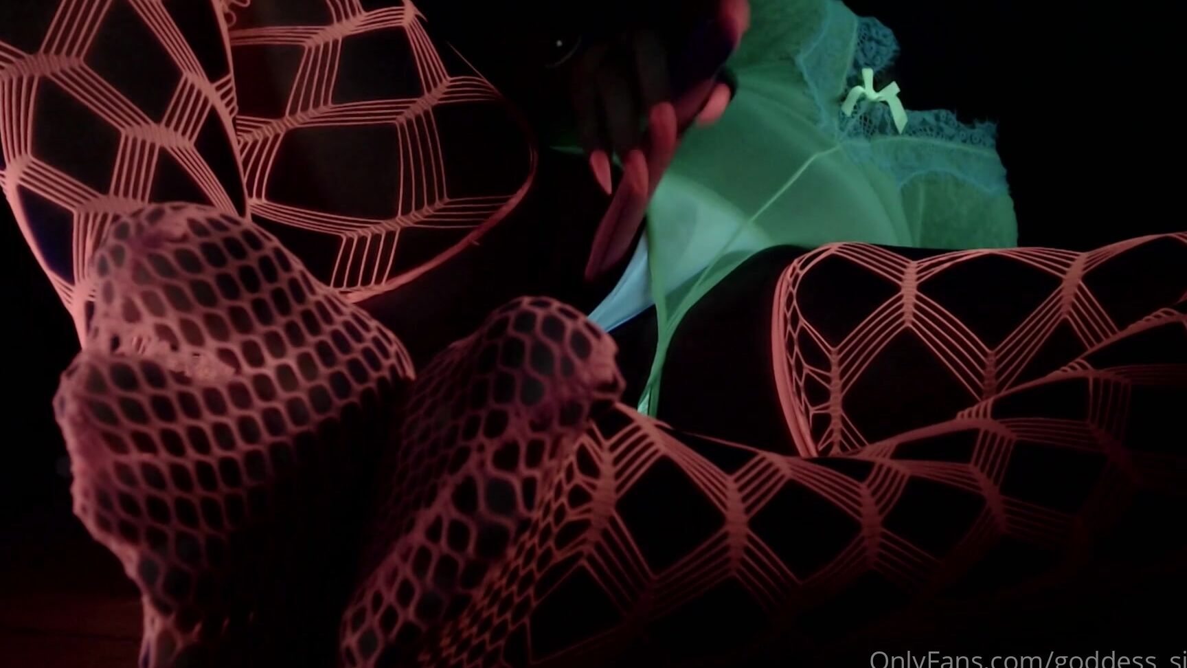 Goddess Siham Glow In The Dark Pussy Fuck