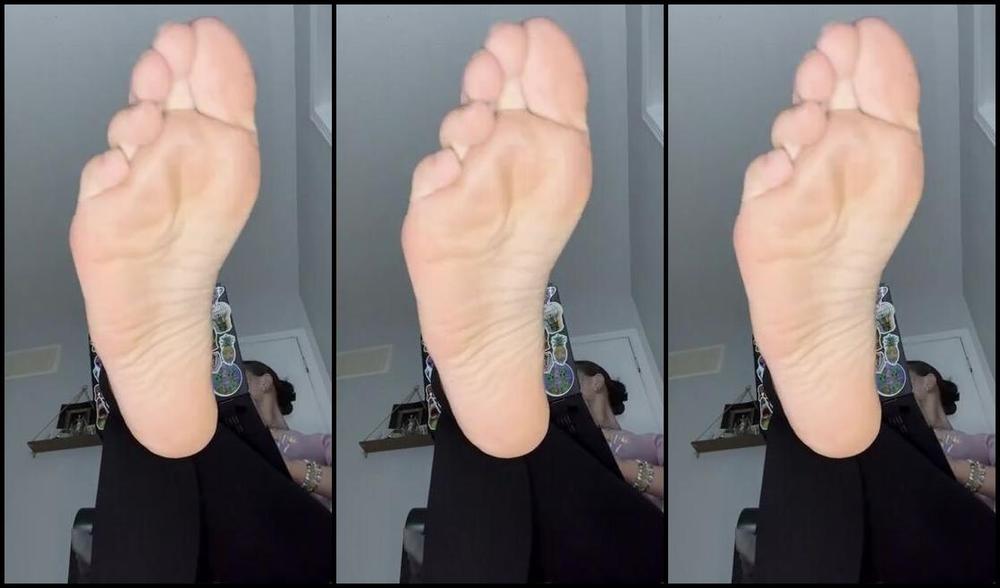 Queenz Sfeet Nicknamed Feetznation Onlyfans I Ll Ignore You All Day Massage My Feet While I Work