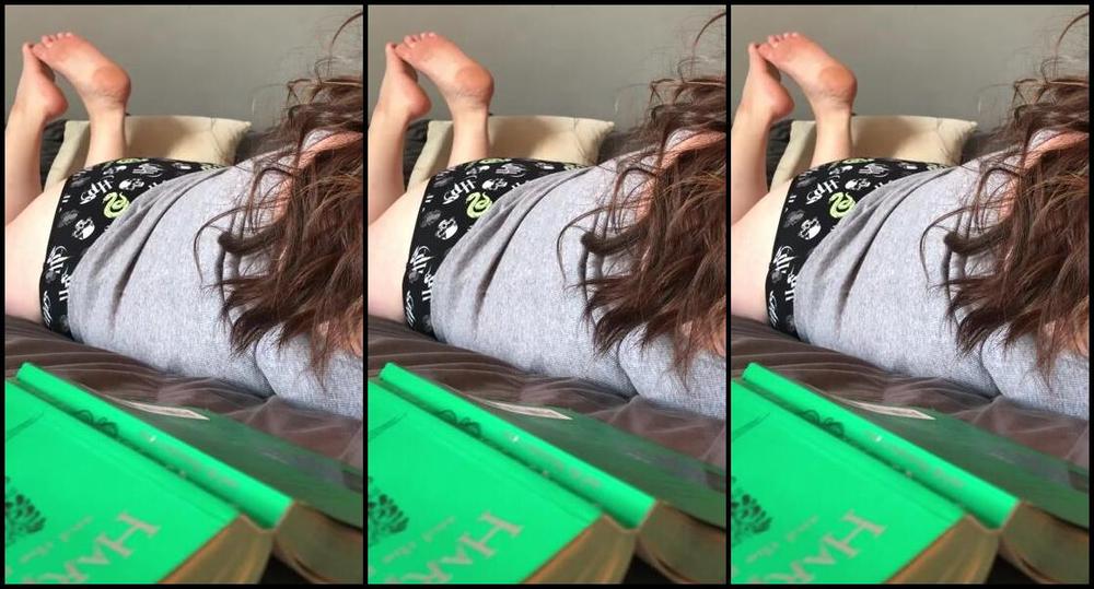 Caroline Aka Feetsiecakes Onlyfans Tease Ft The Cutest Harry Potter Undies Ever