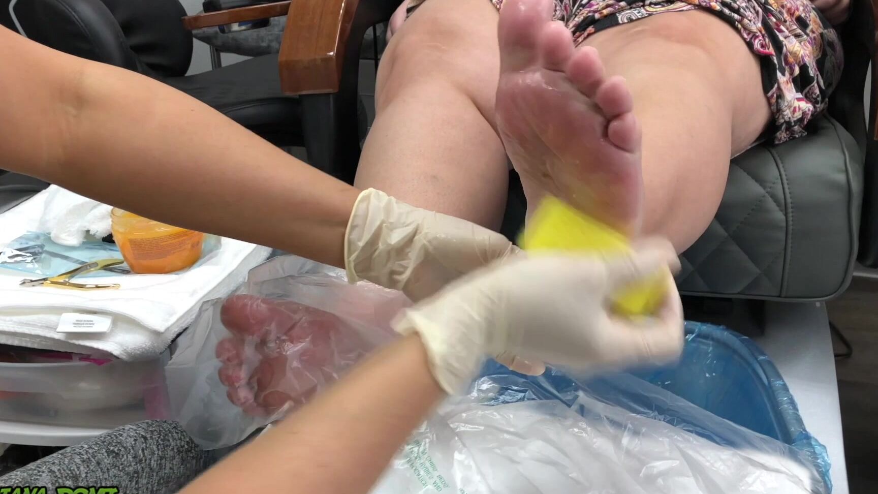 Dan Ferrari - BBW gets a pedicure - ManyVids