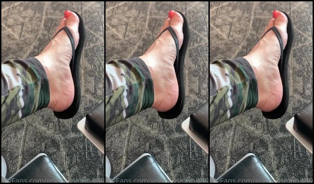 Goddessmonica00W Onlyfans When Your Waiting For Your Flight And Seep