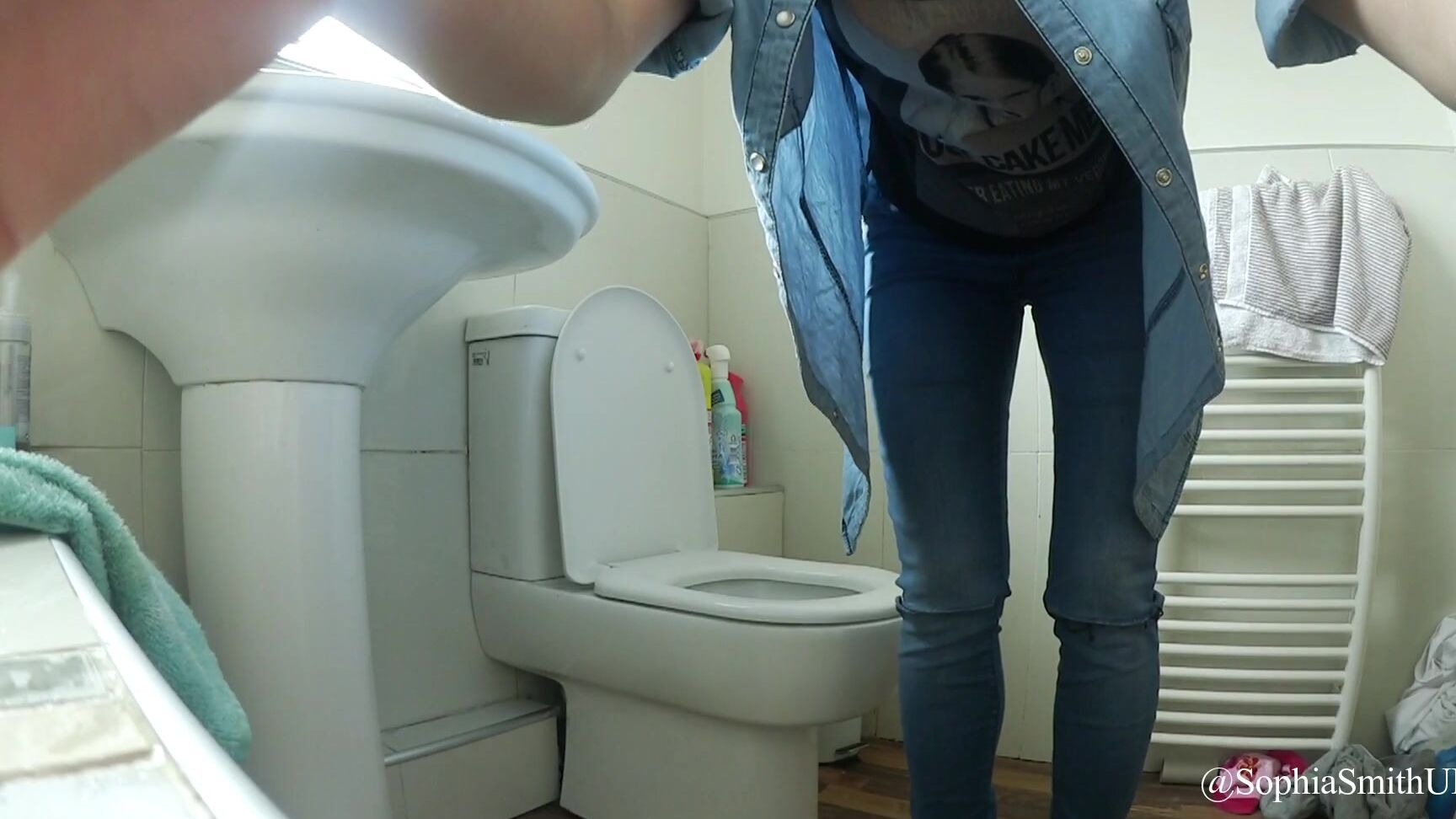 Sophia Smith Messy Bathroom Toilet Fetish