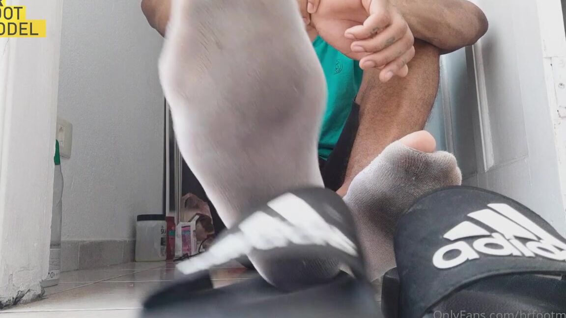 Brfootmodel 2067081642 03 28 2021 Socks And Slides Best Combination