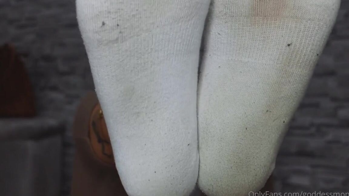 Goddessmona 91 Onlyfans Raus Aus Den Klebrigen Schweisocken Nach Einem Langen Arbeitstag Ich Bin Mir Sicher Dass Du Siep