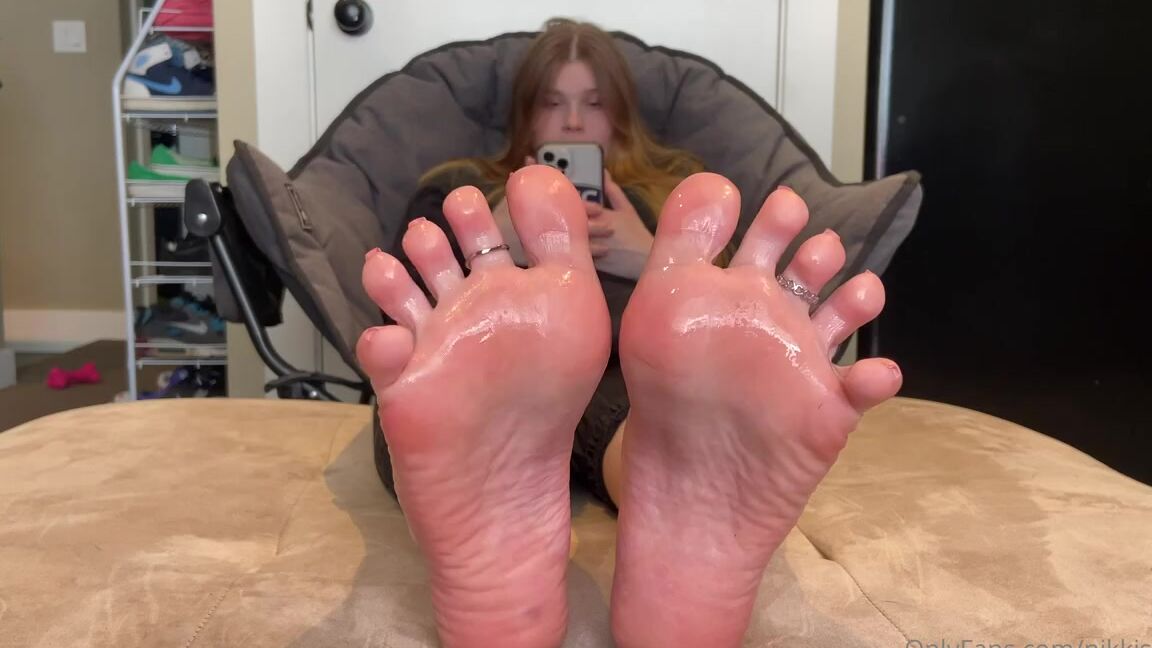 Nikkisoless Onlyfans Stroke For My Pretty Toe Spread As I Let Oil Drip Down My Pink Wrinkled Soles