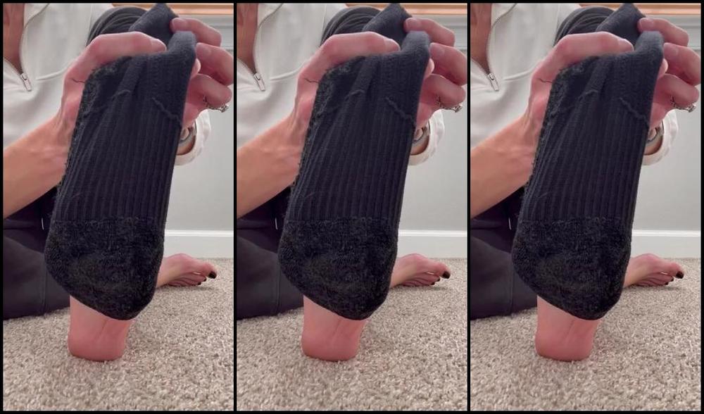 Fitxmama Nicknamed Fitxmama Onlyfans Just Some Fun Little Sock Tease Videos Guys It S Not Even Cold Yet Like Upper 50S