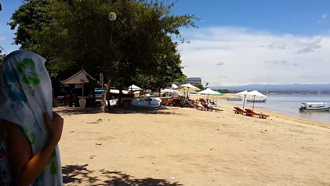 dream4angel risky pee from boat at public tropical beach Pornhub