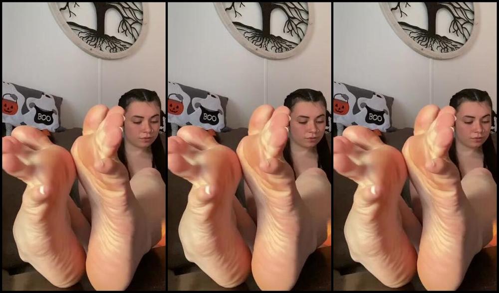 Qxeenkay Feetts Onlyfans Just A Little Flaunting While Watching Tv