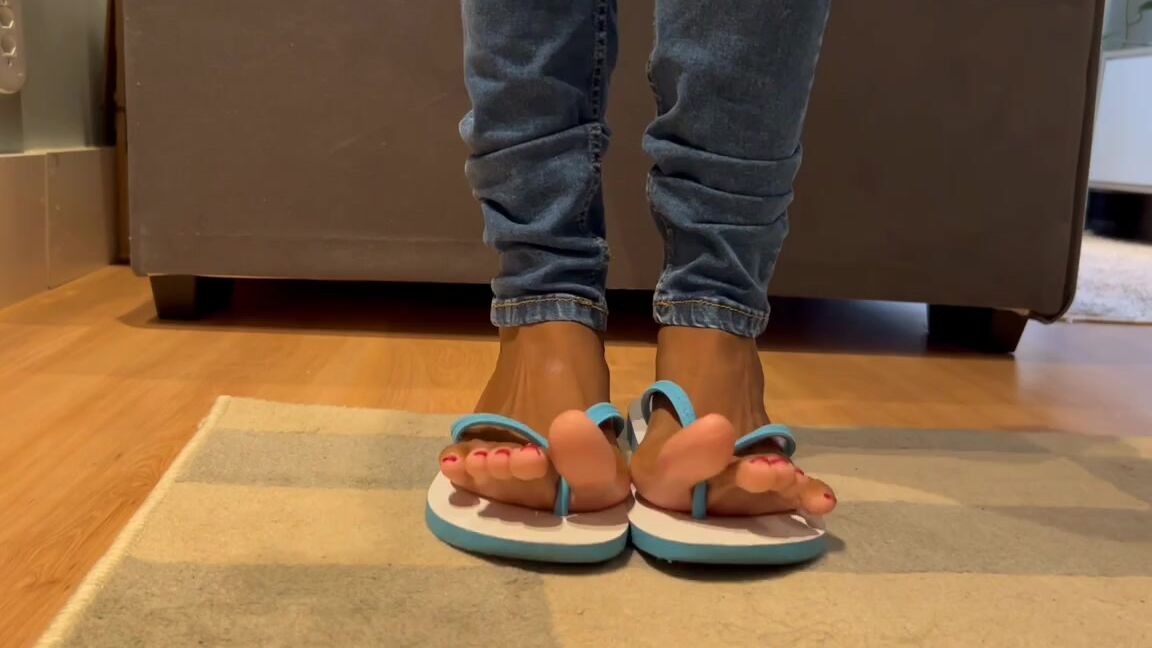 Laura Azevedo Nicknamed Lauraazevedoqueen Foot Fetish 06 18 2023 Onlyfans Video Showing My Big Feet From All Sides