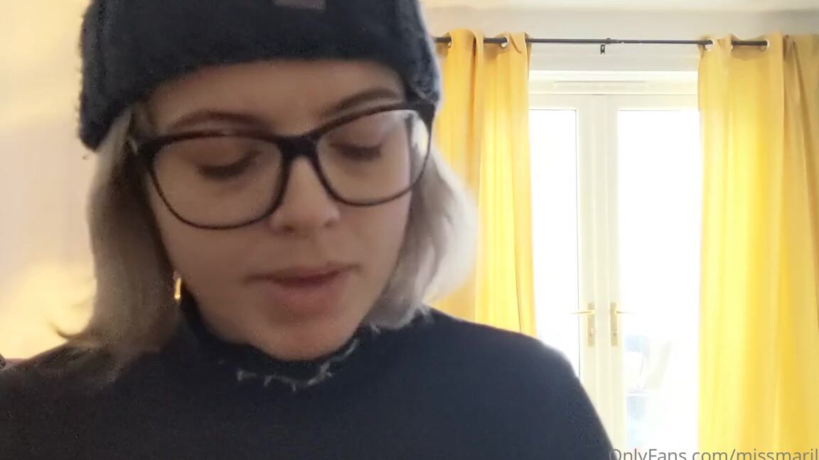 Miss Marilyn Nicknamed Missmarilynxx Onlyfans Forgive My Shoddy Piano Playing I Dont Actually Know How To Play So My Timing