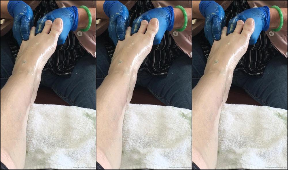 Alanaevansxxx 169925615 03 06 2020 Getting A Pedicure At The Moment Wanna Pay Heh Heh Tip