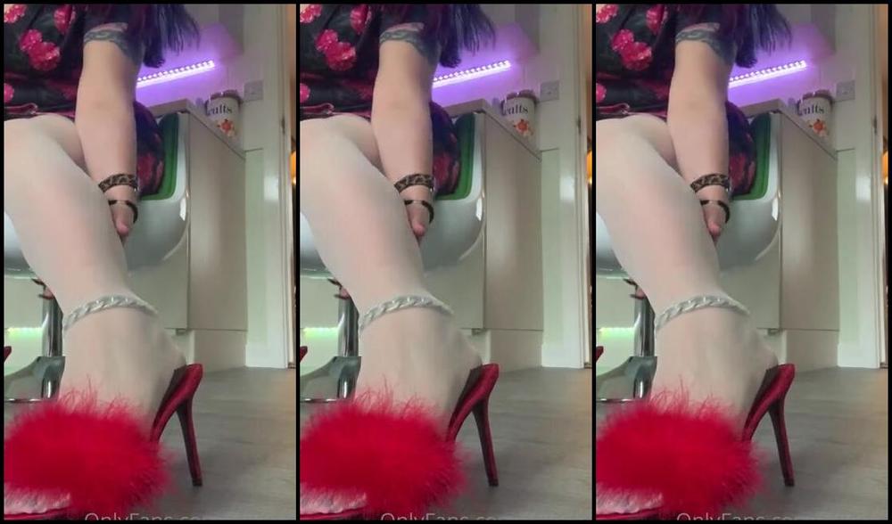 Killersexyfeets Nicknamed Killerkell Onlyfans I Ve Got The Washer On The House To Myself And All I Wanna Do Is Sit And Tease Your Cock Am I Maki