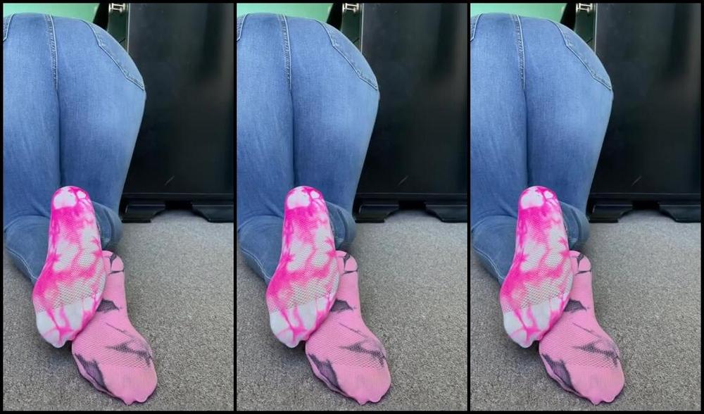 Deedeericanfeet Onlyfans As Requested In No Show Socks Mixed Match And Jeans In This View For My Sock Lovers Or Lover