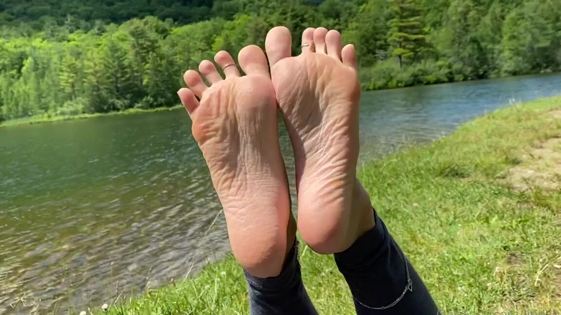 Lindabooxo Onlyfans He Knows The Best Angles For My Feetp