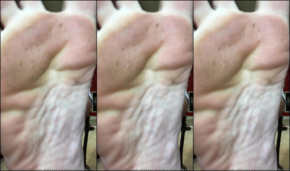 Xomaddykxo On Your Knees For Me And My Sweaty Stinky Feet