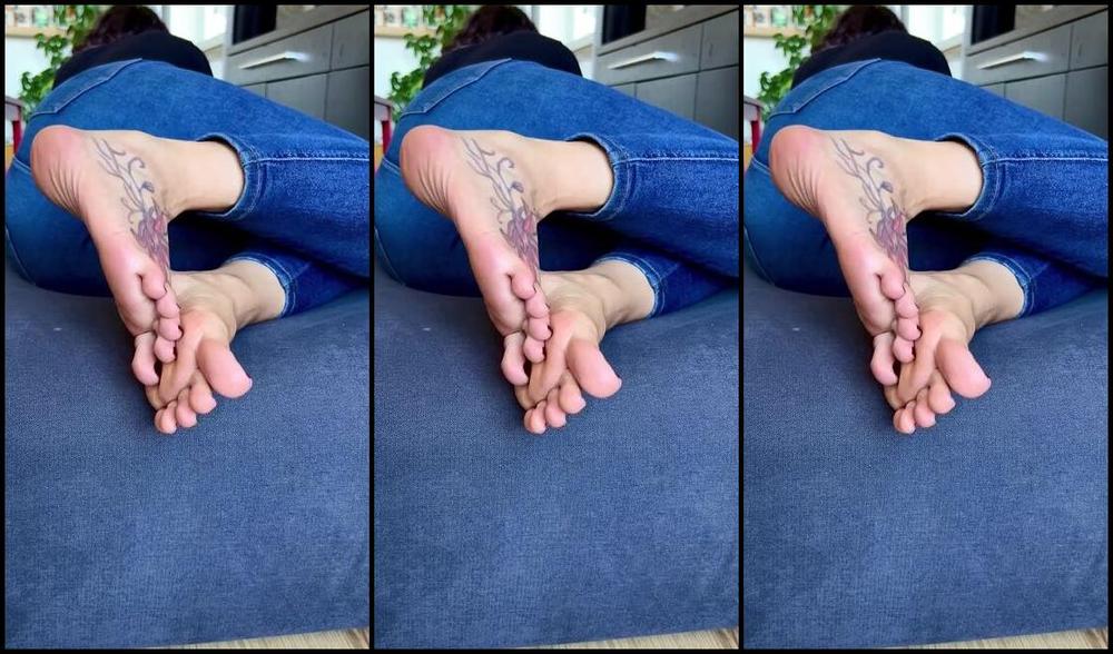 Cute Lily F33T Nicknamed Cute Lily F33T 11 05 2023 Onlyfans Video Dying To Feel Cuddles On My Feet