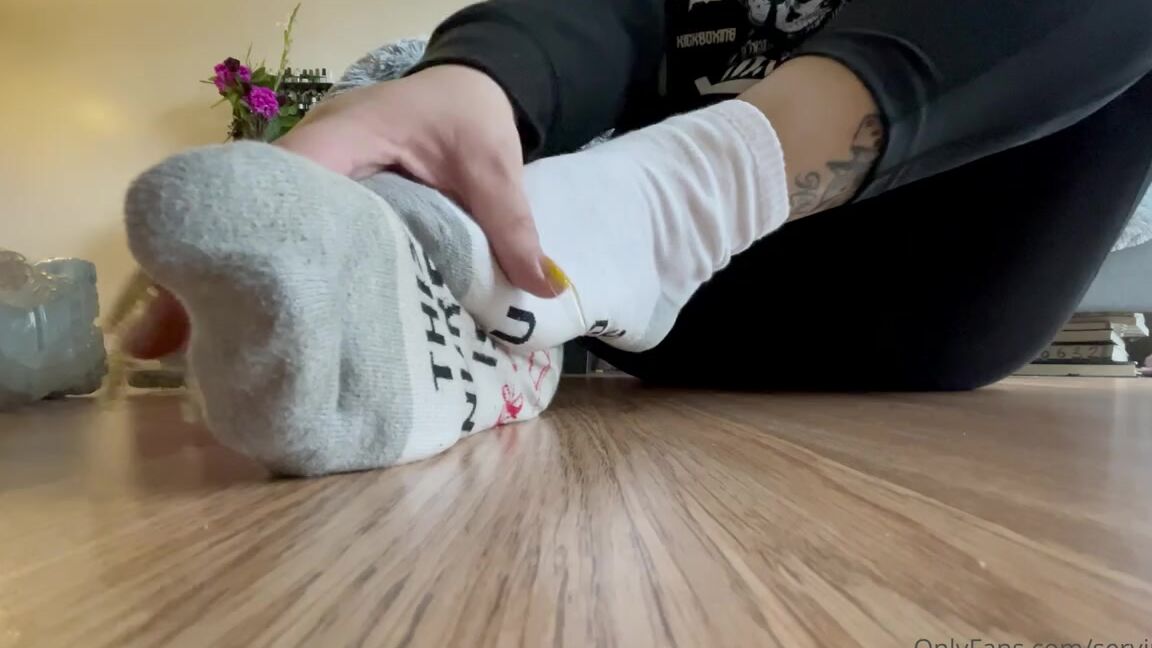 Servingbarefeet Aka Servingfet Onlyfans Y All Gonna Be Sick Of The Bare Toes By The Time I M Done Ps You Can See My Jam On The Floor