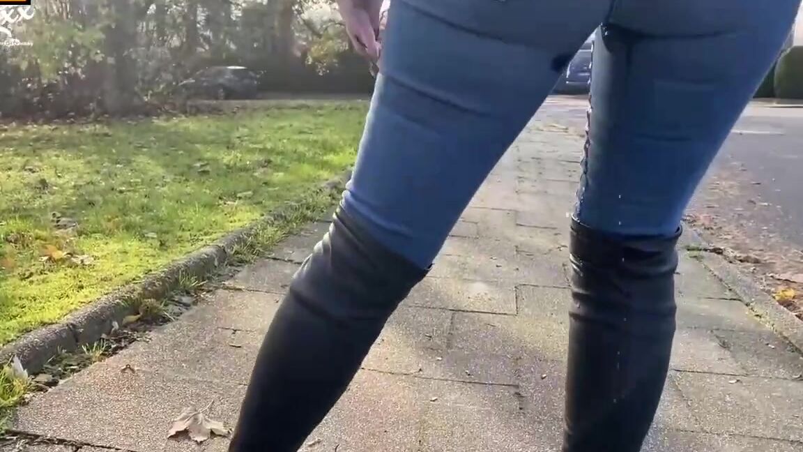 Cat Coxx 19.12.01  Krasser public Jeanspisswalk in Stiefeln MyDirtyHobby