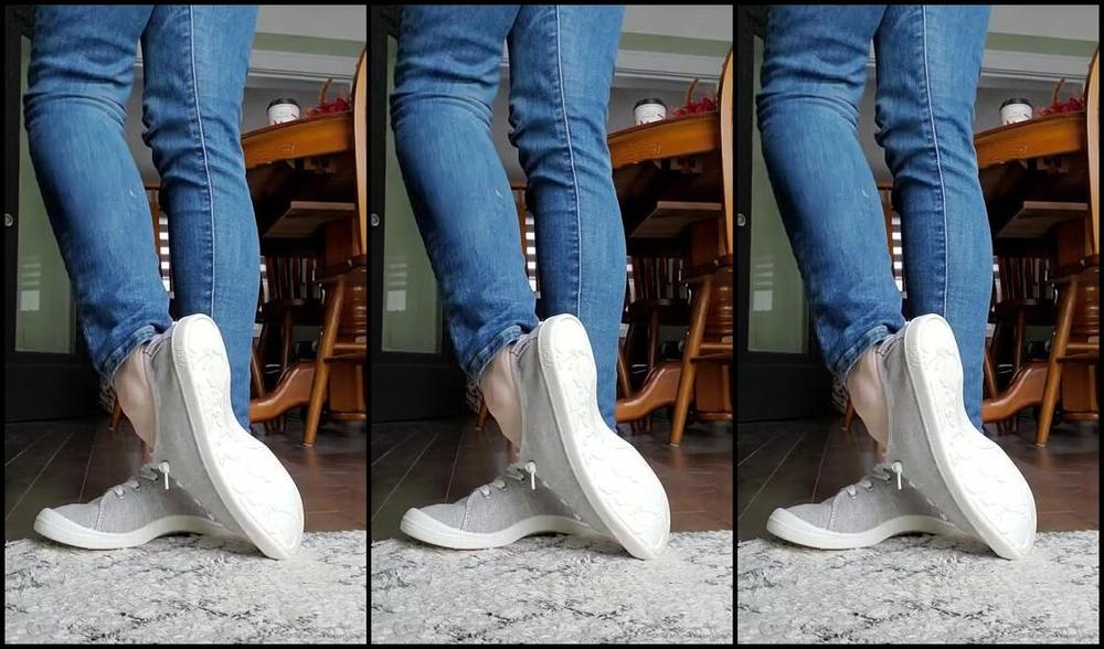 Sloans Paws Nicknamed Sloan Paws 11 25 2020 Onlyfans Video Sneaker Removal Of Course I Had To Post A Video To Go With That Photoset