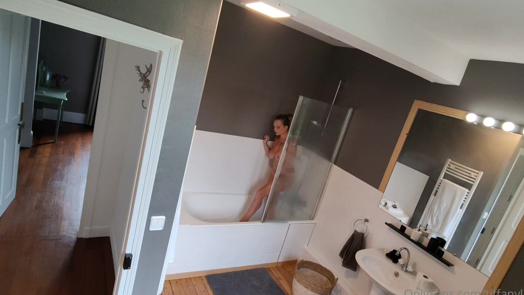 Tiffanyleiddi Je Me Touche Dans Le Bain  Onlyfans XXX