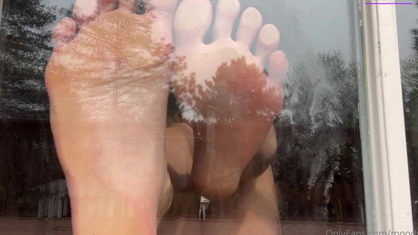 Moodyfeet Feet On The Glass
