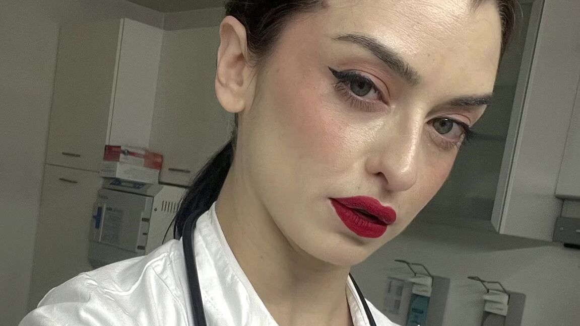 Mistress Bella Lugosi Nicknamed Missbellalugosi Onlyfans The Doctor Is In Some Selfies Before A Late Night Treatment In My Favorite Clinic