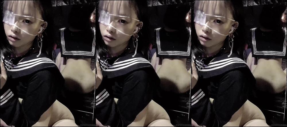 Hirarilily Rubbing While Playing A Game