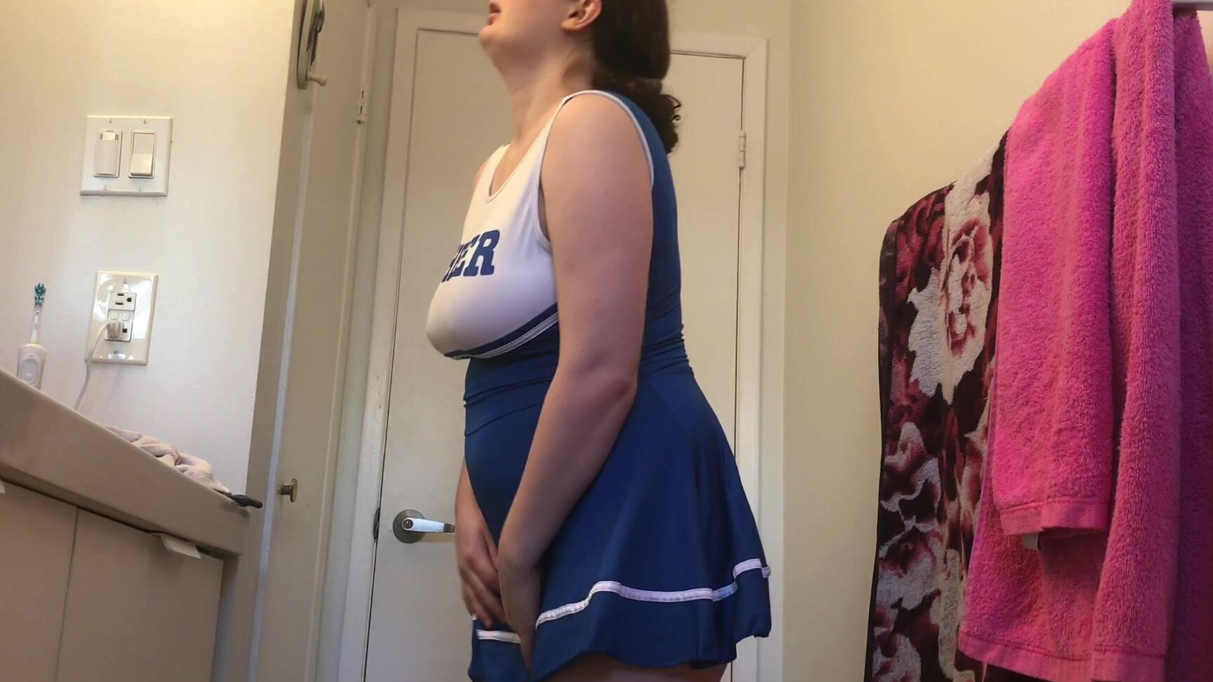 Thattrixiegirl Cheerleader Pees In Coaches Shower