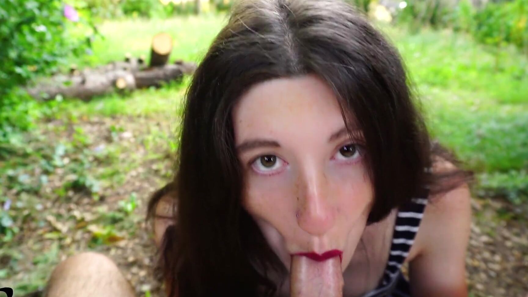 Elivalove Ragazza Con Lentiggini Sborrata In Faccia Nel Giardino Di Casa