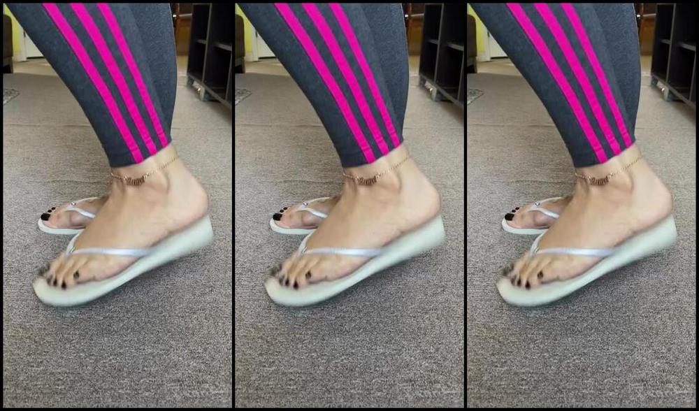 Deedeericanfeet Onlyfans As Requested White Havi Flop Flops For The One Who Wanted To C My Footprint But It S Barely Visibl