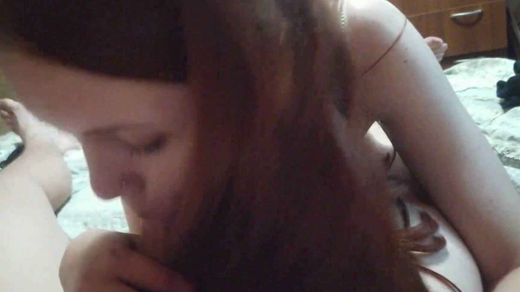 Veronica Fox Рыжая играя ножками жадно сосет член и не дает кончить Pornhub