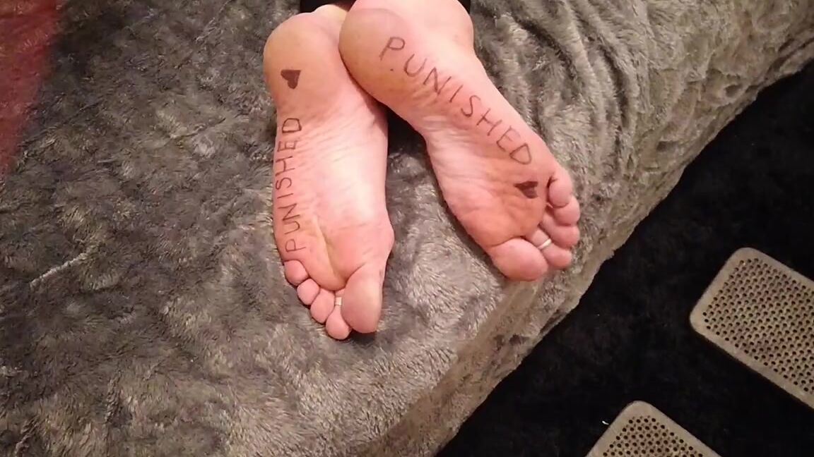 Frejas Submissive Feet Nicknamed Frejassubmissivefeet Onlyfans Extended Bed Time Punishment 3X1 Min On The Nail Boards 120 Strokes With The Cane And
