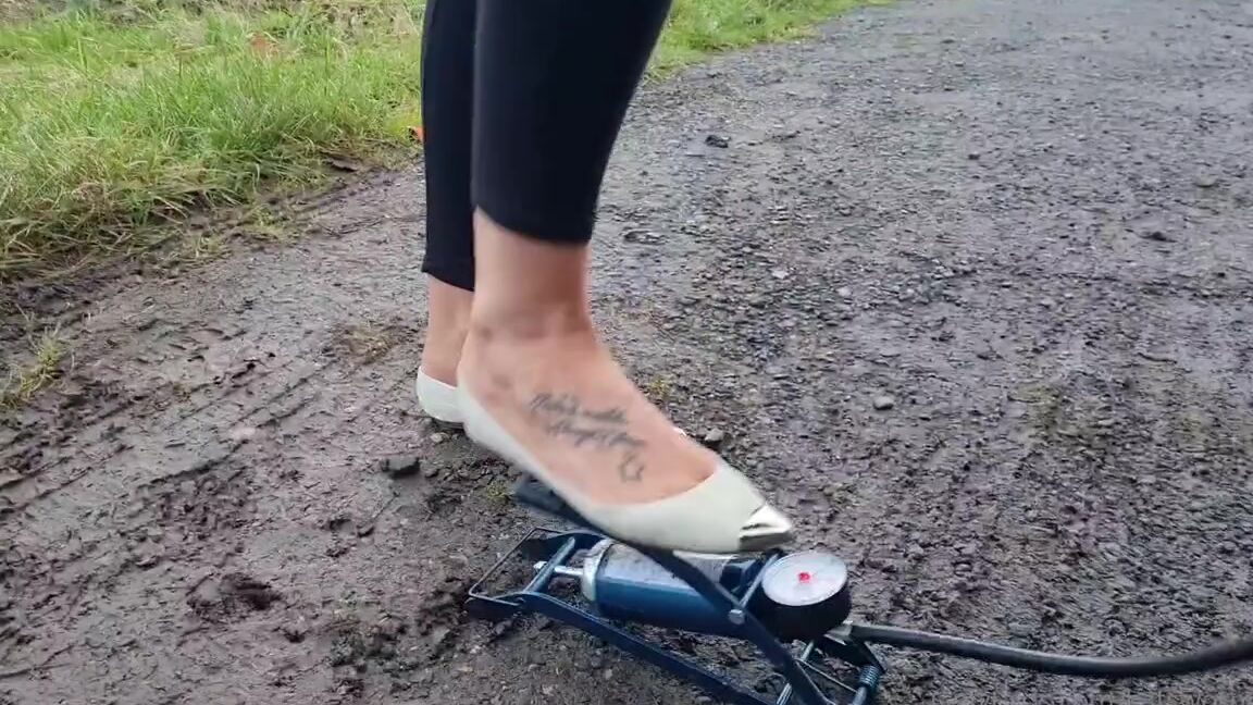 Kats Worn Heels Nicknamed Katswornheels Onlyfans Switching To My Sexy Thin White Flats To Finish Pumping Up My Tyre
