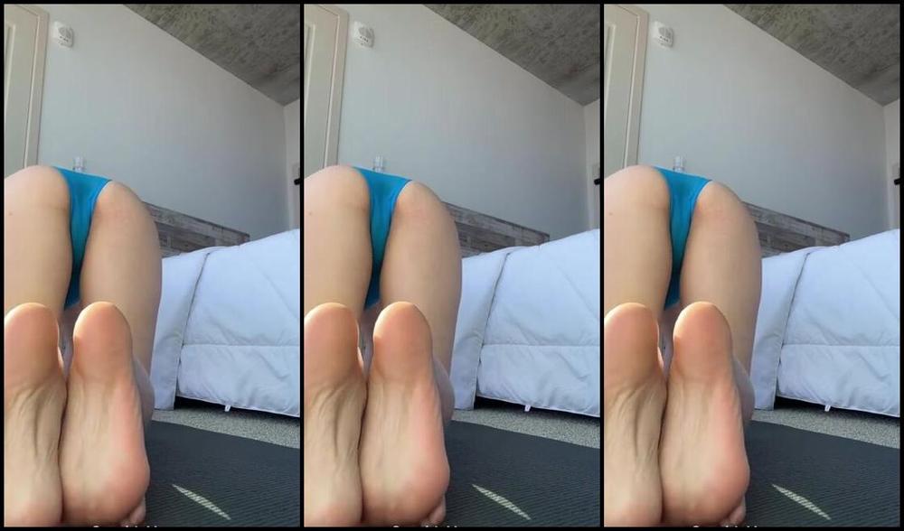 Cassidy Heat Feet Nicknamed Cassidyheatfeet Onlyfans Im Over Here Working On My Flexibility Qa0