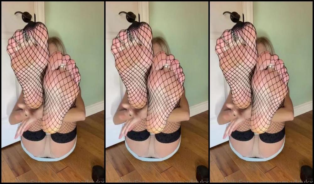 Goddess Kaylee Aka Xomaddykxo Onlyfans Just Playing Around Do We Wanna See More Fishnet Contentp