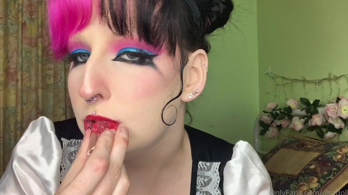 ditadollface-30-04-2021-2097319047-as-you-can-tell-i-like-the-feeling-of-ice-on-my-nipples