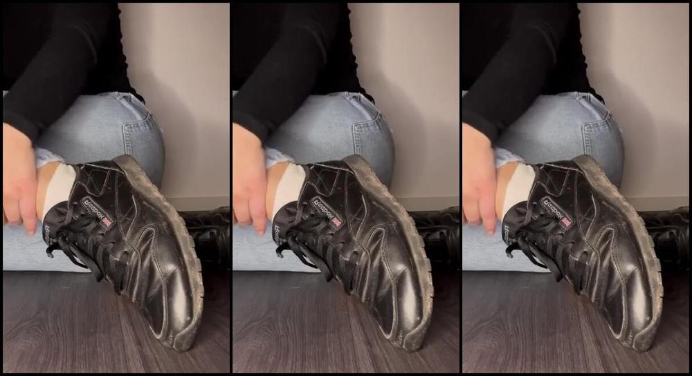 Sarina Jones Nicknamed Sarinajones 01 10 2025 Onlyfans Video Im Presenting To You My Dirty And Old Black Reeboks I Take Them Off To Show