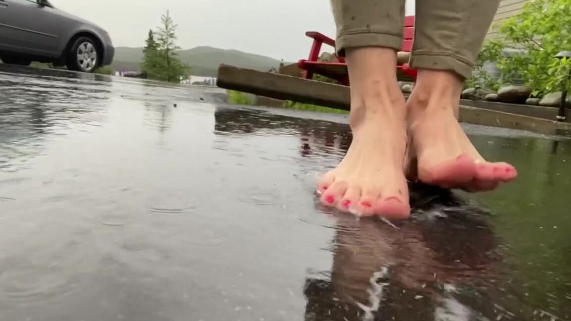 Lezlyan Nicknamed La Little Dancer Feet Onlyfans Splish Splash Watch As The Rainwater Flows Through The Arches Of My Flexible Feet