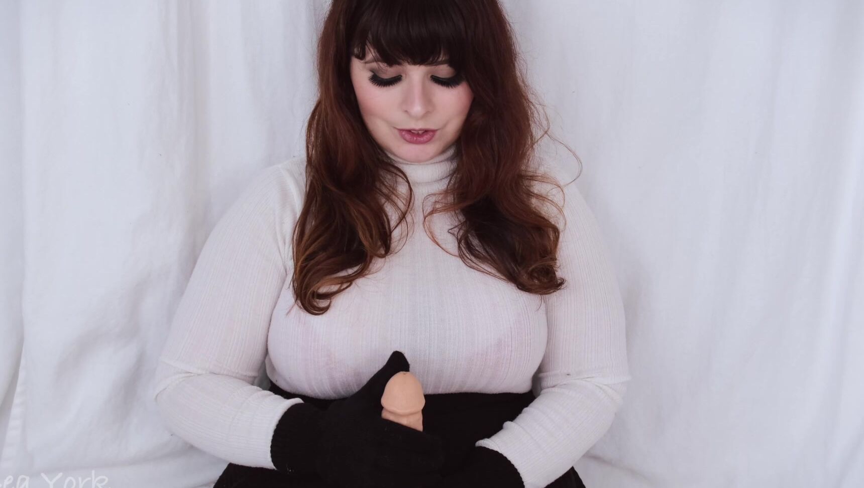 Glove Fetish,Sweater Fetish,Handjobs,Dirty Talking,Eye Contact bea york knit gloves handjob pt 2 ManyVids